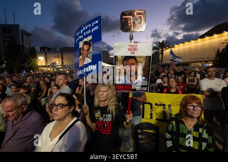 Tel Aviv, Israel. 02nd July, 2026. Protesters hold placards during an anti-government rally. A rally was held to mark 1,000 days since the October 7 massacre. Demonstrators protested against the Israeli government, accusing it of responsibility for the failures that led to the attack and calling for a state commission of inquiry, which they say the government opposes because its findings could implicate Prime Minister Benjamin Netanyahu. (Photo by Yael Guisky Abas/SOPA Images/Sipa USA) Credit: Sipa USA/Alamy Live News Stockfoto