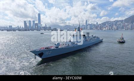 (260703) -- PEKING, 3. Juli 2026 (Xinhua) -- ein Luftdrohnenfoto vom 2. Juli 2026 zeigt den Lenkraketenzerstörer der chinesischen Volksbefreiungsarmee (PLA), Nanning, der in den Marinestützpunkt der PLA Hong Kong Garrison auf der Stonecutters Island in Hongkong, Südchina, segelt. Die Sonderverwaltungsregion Hongkong (HKSAR) feierte den 29. Jahrestag ihrer Rückkehr ins Mutterland mit einem bedeutenden Besuch einer Flotte der chinesischen Volksbefreiungsarmee (PLA) am Donnerstag. Die Flotte besteht aus dem Raketenzerstörer Nanning und der Fregatte Hengyang mit dem Schiff Stockfoto