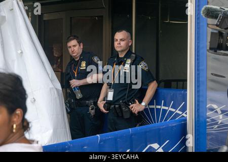 New York, United States. 02nd July, 2026. NEW YORK, NEW YORK - JULY 02: New York City police officers (NYPD) stand guard outside Madison Square Garden amid widespread speculation that the arena is hosting Taylor Swift and Travis Kelce rumored wedding on July 02, 2026 in New York City. Credit: Ron Adar/Alamy Live News Stockfoto