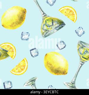 Limoncello Glas mit Eiswürfeln und nahtlosem Muster aus Zitronenscheiben. Aquarell handgezeichnetes Sommerdesign mit gelbem Getränk, Getränk, italienischem Likör Stockfoto