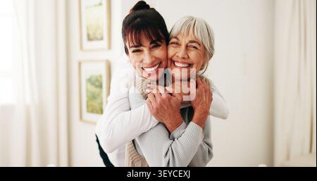 Umarmung, Porträt und Frau mit Senioreneltern zu Hause für Bindungen, Beziehungen oder Besuch. Pflege, Liebe und Lächeln einer erwachsenen Tochter, die Mutter umschließt Stockfoto