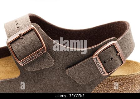 Nahaufnahme von braunen Lederriemen und Kupferschnallen auf einer Sandale von birkenstock milano. Stockfoto