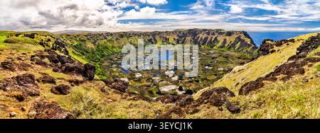 Ein wunderschöner Panoramablick auf den Kratersee des Vulkans Rano Kau unter einem blauen Himmel auf der Osterinsel, Chile Stockfoto