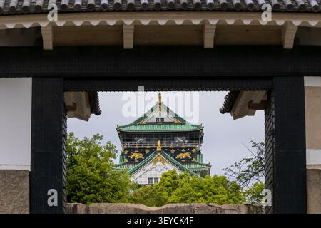 Osaka, Japan 22. April 2026 die Burg osaka wird tagsüber durch das historische Tor besichtigt, um Kulturtourismus und Kulturerbe zu schätzen Stockfoto