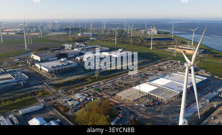 Eemshaven, Groningen, Niederlande - 21. April 2026: Luftaufnahme des wachsenden Google-Rechenzentrums in Eemshaven mit hyperskaligen digitalen Infrast Stockfoto