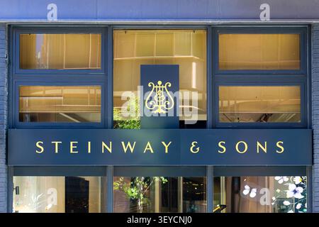 London, Großbritannien - 26. Mai 2026: Steinway et Sons ist ein deutschamerikanischer Klavierhersteller, der sich auf handgefertigte Flügel spezialisiert hat. Stockfoto