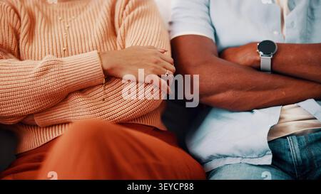Paare, ignorieren oder Trennung mit gekreuzten Armen für Kampf, Meinungsverschiedenheit oder toxische Beziehung zu Hause. Streit, Mann oder Frau mit Trennung, Scheidung oder Stockfoto