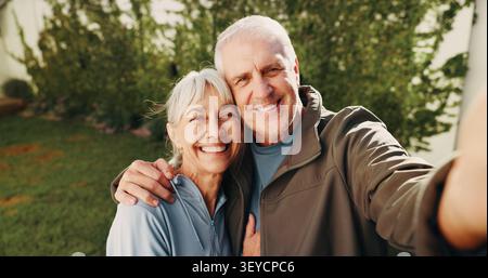 Älteres Paar, Porträt und Lächeln für Selfie zusammen im Hinterhof für Liebe, Pflege und Unterstützung im Ruhestand. Glücklicher, älterer Mann und Frau mit Stockfoto