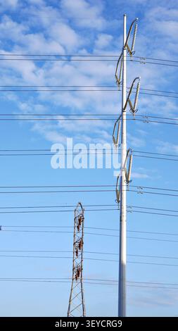 Stromanschluss Mit Elektrischen Kabeln, Von Unten Gegen Den Blauen Himmel Gerichtet Stockfoto