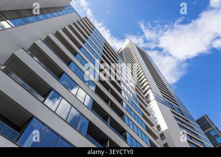 Moderne Fassade des Apartmentgebäudes mit Blick in den Himmel Stockfoto