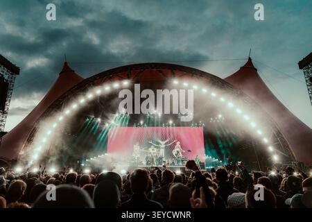 Roskilde, Denmark. 02nd July, 2026. Festival goers seen in front of the stage at a live concert with the British band Gorillaz during Danish music festival Roskilde Festival 2026 in Roskilde. Credit: Gonzales Photo/Alamy Live News Stockfoto