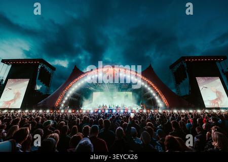 Roskilde, Denmark. 02nd July, 2026. Festival goers seen in front of the stage at a live concert with the British band Gorillaz during Danish music festival Roskilde Festival 2026 in Roskilde. Credit: Gonzales Photo/Alamy Live News Stockfoto