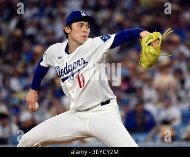 Los Angeles, Usa. Juli 2026. Los Angeles Dodgers Starting Pitcher Roki Sasaki wird am Donnerstag, den 2. Juli 2026, im ersten Inning im Dodger Stadium in Los Angeles gegen die San Diego Padres ausliefern. Foto: Jim Ruymen/UPI Credit: UPI/Alamy Live News Stockfoto