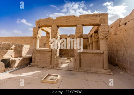Der Solarkiosk (oder Kapelle der Hathor), gelegen direkt auf der Dachterrasse des Tempels von Dendera. Stockfoto