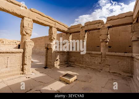Der Solarkiosk (oder Kapelle der Hathor), gelegen direkt auf der Dachterrasse des Tempels von Dendera. Stockfoto