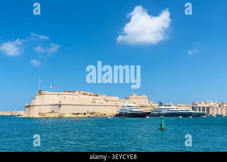 Birgu (Vittoriosa), Malta – 17. Mai 2025: Malerischer Blick auf Fort St. Angelo mit Blick auf den Grand Harbour mit Luxusyachten, ruhigem Mittelmeer Stockfoto