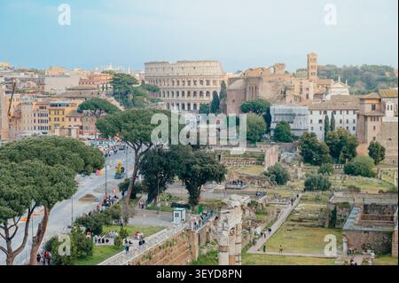 Blick auf das Kolosseum und das Forum Romanum vom Kapitolshügel in Rom Stockfoto