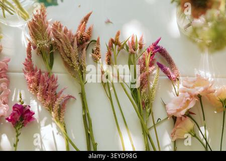 Die texturale Celosia und Lisianthus lagen auf einem Tisch Stockfoto