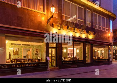 Das Äußere des Pilvax Cafe in Budapest bei Nacht Stockfoto