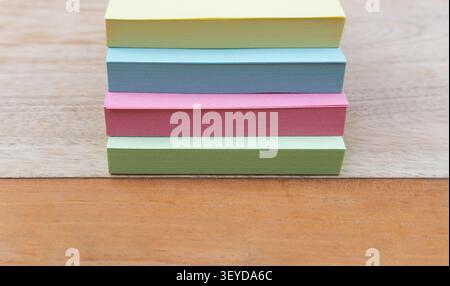 Stapel bunte Haftnotizen auf Holztisch Stockfoto