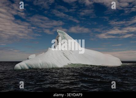 Majestätischer Eisberg im tiefblauen Meer an sonnigen Sommertagen Stockfoto