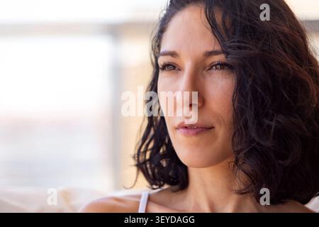 Nahaufnahme Porträt einer nachdenklichen jungen Frau mit natürlichem Licht und Stockfoto