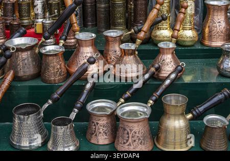 Traditionelle türkische Kupferkaffeekannen, ausgestellt an einem lokalen Marktstand Stockfoto