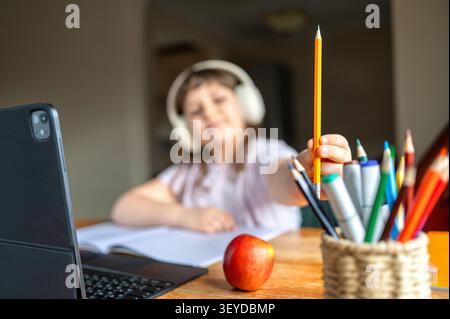 Bleistift im Vordergrund beim Online-Lernen zu Hause Stockfoto