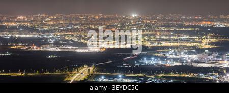 Moderne Architektur und Stadtlichter in Valencia aus der Vogelperspektive Stockfoto