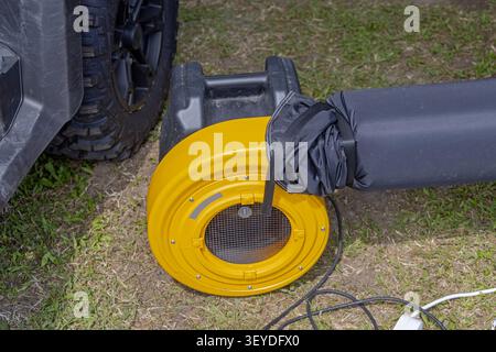 Elektrische Luftgebläsepumpe, Die Großes Aufblasbares Struktur-Federndes Haus Aufbläst Stockfoto