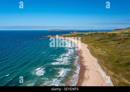 Luftküstenlandschaft mit einem langen Sandstrand, türkisfarbenen Wellen, die entlang der Küste brechen, Antrim Coast, NI Stockfoto