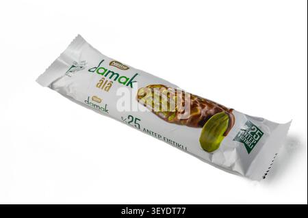 Gaziveren Zypern -15.02.2025 Genießen Sie eine reichhaltige Dessertbar mit Pistazien, überzogen mit cremiger Schokoladengüte, die jeden Bissen verzaubert. Stockfoto
