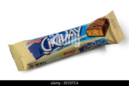 Gaziveren Zypern -15.02.2025 Genießen Sie die reichen Aromen einer schokoladenüberzogenen Nugati-Stange, perfekt für einen Snack zu jeder Tageszeit. Stockfoto