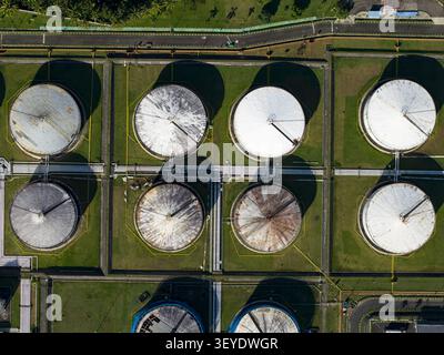 Luftaufnahme des Fuel Oil Terminal mit großen kreisförmigen Lagertanks, verbundenen Pipelines und Grünrasen in Manggis, Bali, Indones Stockfoto