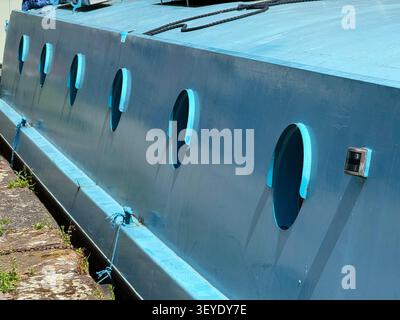 Abstrakt der Lukenöffnungen in einem blauen schmalen Boot auf dem Fluss Medlock im Castlefield-Becken, Manchester Stockfoto