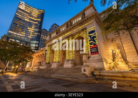 New York Public Library beleuchtet zum 250. Jahrestag der Unabhängigkeitserklärung der USA. Midtown Manhattan Stockfoto