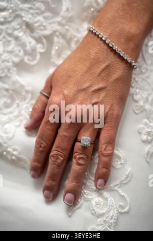 Nahaufnahme einer Braut mit Diamantring und Armband. Stockfoto