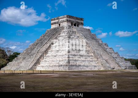 Der berühmte antike Tempel von Kukulcan, bekannt als El Castillo, eine Stufenpyramide an der archäologischen Stätte Chichen Itza in Yucatan, Mexiko. Stockfoto