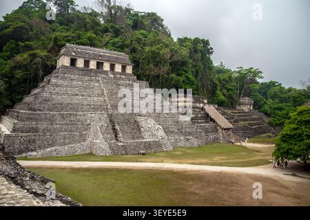 Der antike Tempel der Inschriften Pyramide umgeben von üppigem Dschungel an der archäologischen Stätte Palenque in Chiapas, Mexiko. Stockfoto