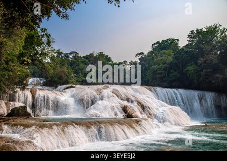 Malerischer Blick auf die wunderschönen Kalksteinbecken und Wasserfälle von Cascadas de Agua Azul in Chiapas, Mexiko. Stockfoto