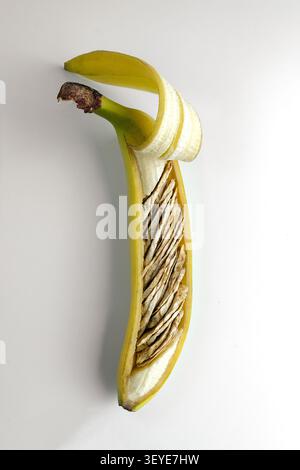 Geschälte Banane mit geschältem Fruchtfleisch isoliert auf sauberem weißem Hintergrund Stockfoto