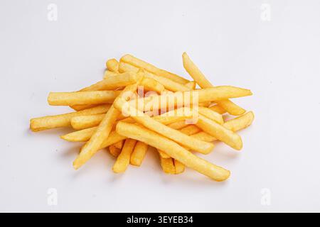 Goldene Pommes Frites isoliert auf sauberem weißem Hintergrund mit gestochen scharfer Textur und warmer Farbe Stockfoto