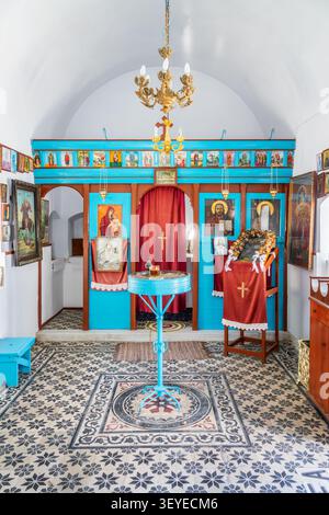 Farbenfrohe griechisch-orthodoxe Kirche mit religiösen Ikonen im Dorf Klima in Milos, Kykladen-Inseln, Griechenland Stockfoto
