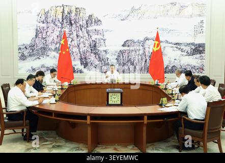 (260703) -- PEKING, 3. Juli 2026 (Xinhua) -- Zhao Leji, Mitglied des Ständigen Ausschusses des Politischen Büros des Zentralkomitees der Kommunistischen Partei Chinas (KPC), Vorsitzender des Ständigen Ausschusses des Nationalen Volkskongresses (NPC) und Sekretär der Gruppe der führenden Parteimitglieder der Gruppe der führenden Parteimitglieder des Ständigen Komitees der KPC, Vorsitzender des Ständigen Komitees Xi Jinping, bei einem Treffen zum 105. Gründungsjubiläum der CPC am 3. Juli 2026. In der Sitzung wurde auch Xi erörtert Stockfoto
