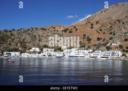 Blick auf Loutro am Libyschen Meer, im hinteren Teil der Lefka Ori oder Weißen Berge, Gemeinde Sfakia, Regionaleinheit Chania, Kreta, Griechenland Stockfoto