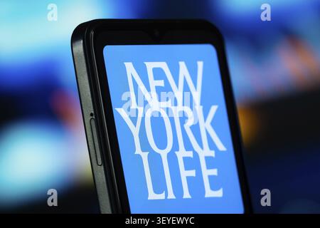Dhaka, Bangladesch- 10. Juni 2026: Das Logo der New York Life Insurance Company ist auf einem Smartphone zu sehen Stockfoto