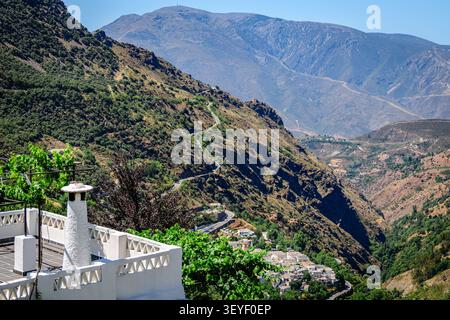 Malerischer Blick auf ein Dorf Pampaneira an einem Berghang in der spanischen Sierra Nevada. Stockfoto