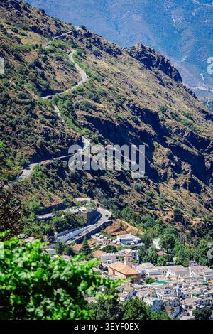 Malerischer Blick auf ein Dorf Pampaneira an einem Berghang in der spanischen Sierra Nevada. Stockfoto