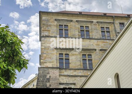 Seitenflügel, Alter Königspalast, Ort des Falls des Prager Fensters am 23. Mai 1618, zweites Fenster links unten, Hradschin Schlossberg, Prag, C. Stockfoto