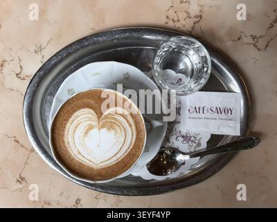 Cappuccino im Cafe Savoy, Prag, Tschechische Republik Stockfoto